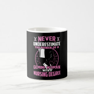 Mug Le Cadeau Infirmière Ne Sous-Estime Jamais Le Pouv