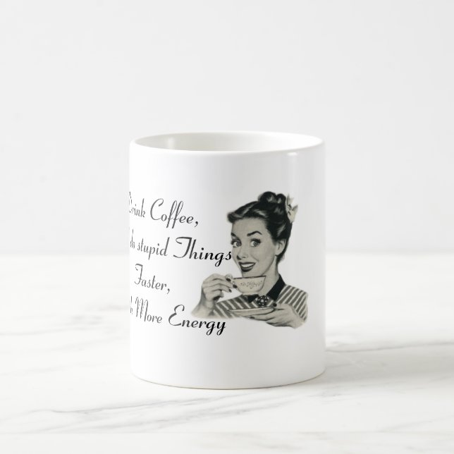 Mug Le café de boissons et font des choses stupides - (Centre)