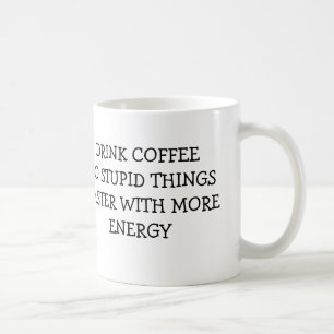 MUG LE CAFÉ DE BOISSONS FONT DES CHOSES STUPIDES PLUS