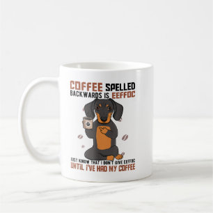 Mug Le CAFÉ épelé vers l'arrière est EEFFOC Dachshund