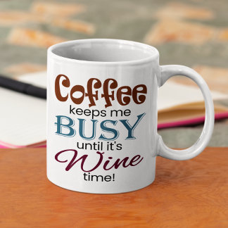 Mug Le café me garde occupé jusqu'à ce qu'il soit l'he