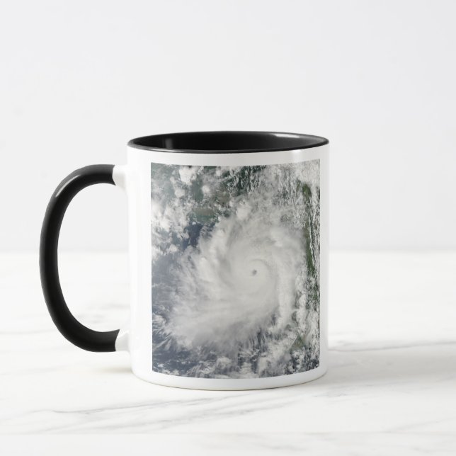 Mug Le cyclone Giri se déplace au-dessus de la Birmani (Gauche)