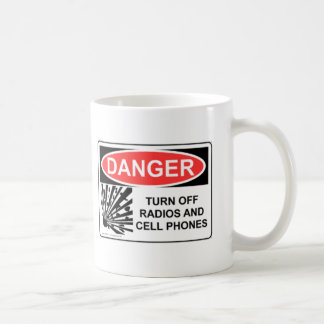 MUG LE DANGER ARRÊTENT DES RADIOS ET DES TÉLÉPHONES