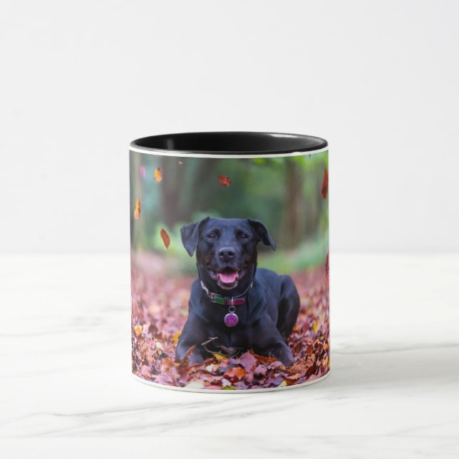 Mug Le Labrador Noir Dans Les Feuilles D'Automne (Centre)