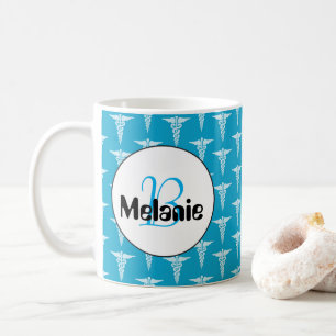 Mug Le monogramme blanc bleu de motif d'infirmière