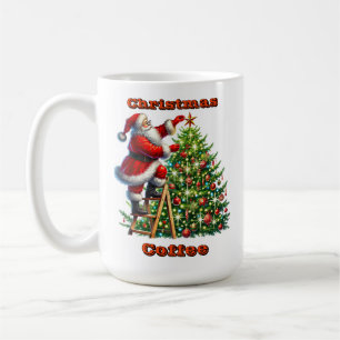 Mug Le Père Noël décore un arbre de Noël en hiver