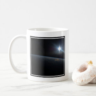 Mug Le Soleil qui s'installe sur l'horizon terrestre.
