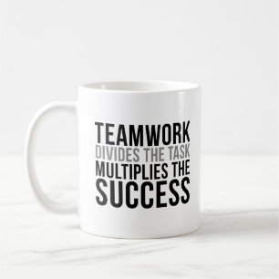 Mug Le travail d'équipe divise le multiple de tâche
