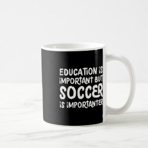 Mug L'éducation est importante mais le football est pl