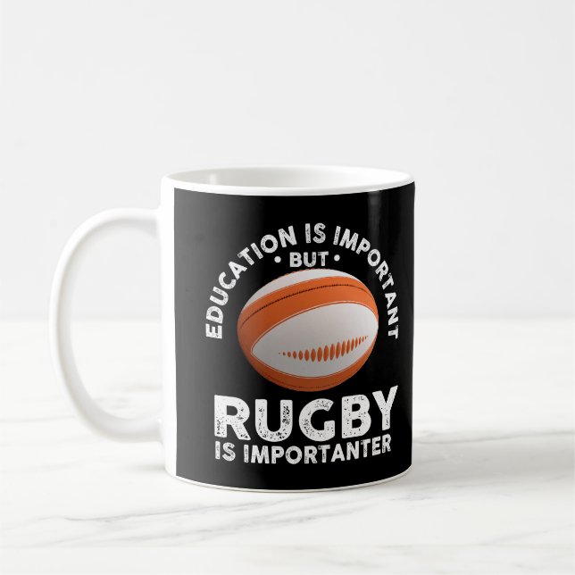 Mug L'Éducation Est Importante, Mais Le Rugby Est Impo (Gauche)