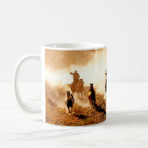 Mug Les cow-boys à la recherche de chevaux sauvages. l