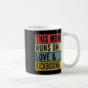 Mug Les femmes Cette maman fonctionne à l'amour et à l