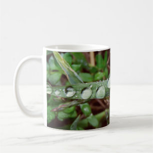 Mug Les gouttes de pluie sur l'herbe