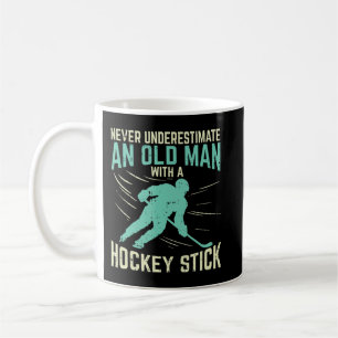 Mug Les Hommes Ne Sous-Estiment Jamais Un Vieux Homme