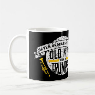 Mug Les Hommes Ne Sous-Estiment Jamais Un Vieux Homme