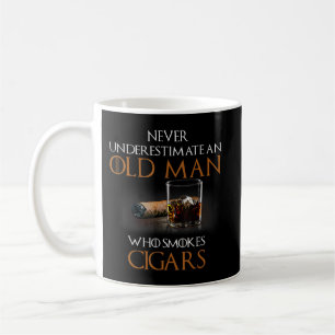 Mug Les Hommes Ne Sous-Estiment Jamais Un Vieux Homme 