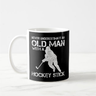 Mug Les Hommes Ne Sous-Estiment Jamais Un Vieux Homme 