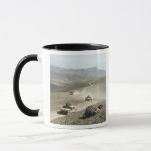 Mug Les humains traversent des routes de montagne acci