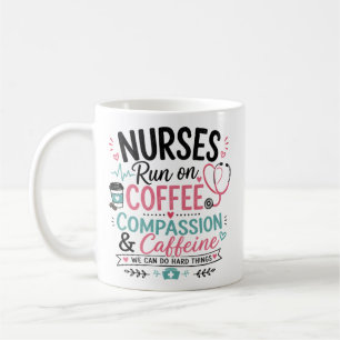 Mug Les infirmières fonctionnent à la compassion et à