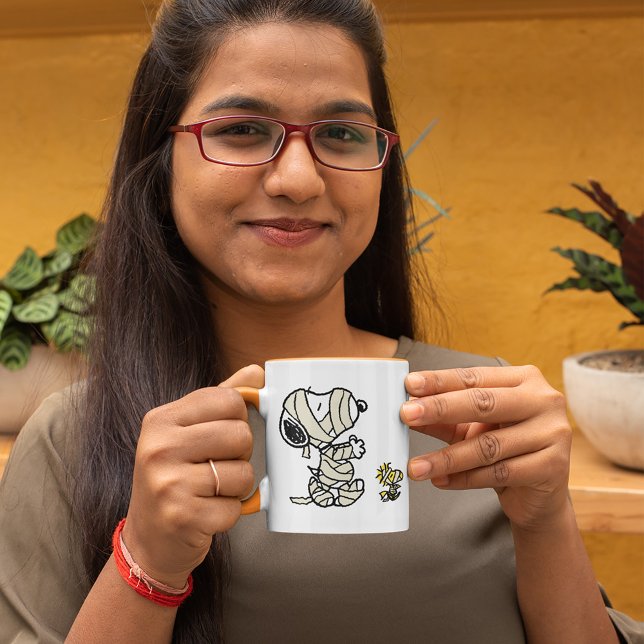 Mug Les momies du bois et de la noix (Person holding mug)