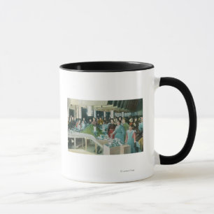 Mug Les ouvriers empaquetent les raisins préformés au 