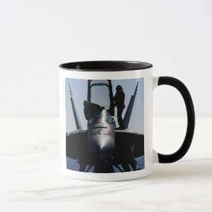 Mug Les pilotes conduit une inspection avant le vol