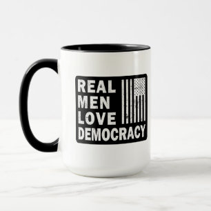 Mug Les vrais hommes aiment la démocratie et le café