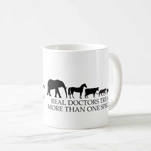 Mug Les vrais médecins (vétérinaires) traitent plus (Devant droit)