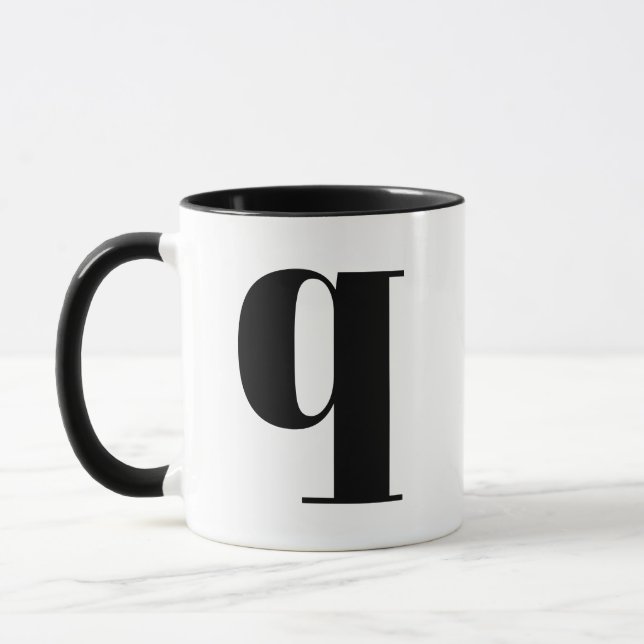 MUG LETTRE INITIALE MONOGRAPHIQUE MODÈLE Q NOIR ET BLA (Gauche)