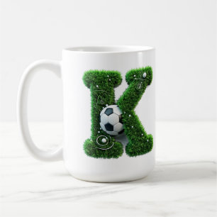 Mug Lettre K avec ballon de football et herbe verte