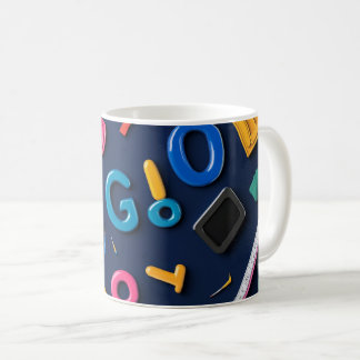 Mug Lettres en plastique disposées artistiquement sur