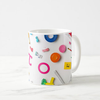 Mug Lettres en plastique disposées artistiquement sur