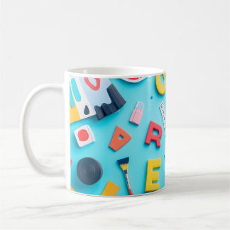 Mug Lettres en plastique disposées artistiquement sur