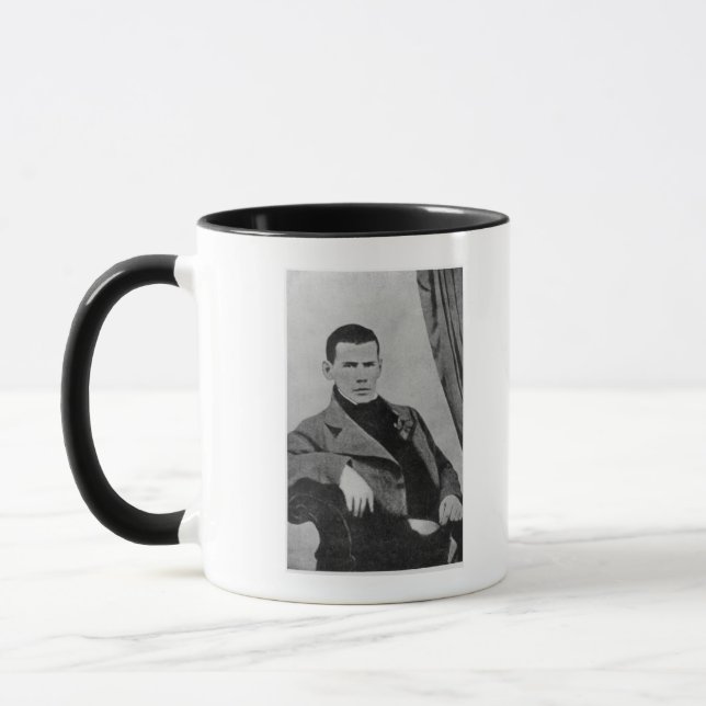 Mug Lev Nikolaevich Tolstoy en tant qu'étudiant (Gauche)
