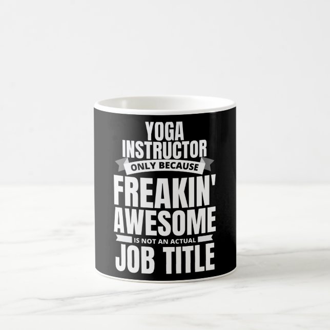 Mug L'excellent professeur de yoga à Freakin (Centre)