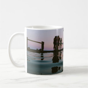 Mug L'homme saute dans l'air moyen sur le plan d'eau