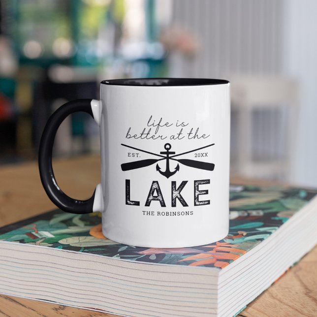 Mug Life is Better Lake House Nom de famille (Créateur téléchargé)