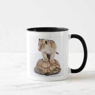 Mug Lion de bébé se tenant sur la tortue, arrière -