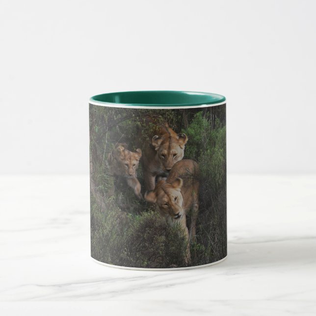 Mug Lionesses Et Un Lion-Cub Arborant Les Arbustes (Centre)