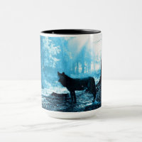 Loup noir seul dans la forêt