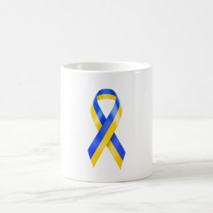 Mug L'Ukraine soutient le ruban bleu jaune de sensibil