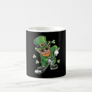Mug Lutin jouant au hockey St Patrick's Day Irlandais