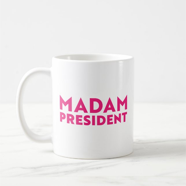 Mug Madame la Présidente, typographie moderne rose cha (Gauche)