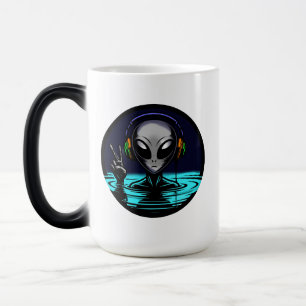 Mug Magic Alien dans l'eau avec casque donnant signe de paix