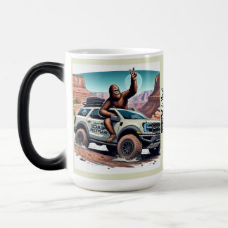Mug Magic Bigfoot frappe le Grand Canyon dans un Bronco 24