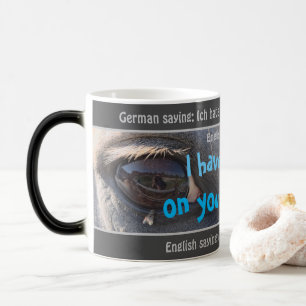 Mug Magic J'ai un oeil sur toi jeté - stupide transl. Allema
