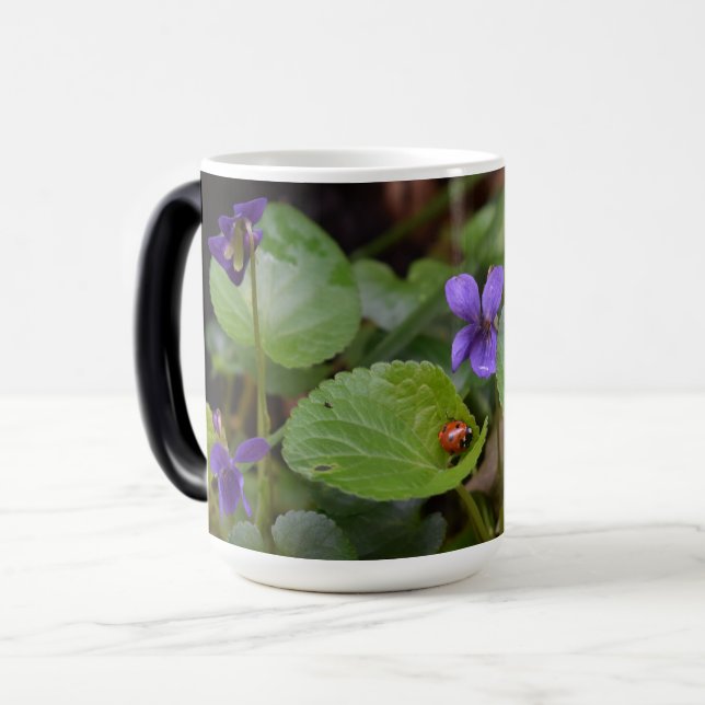 Mug Magic Ladybug sur les fleurs de violet doux (Devant gauche)