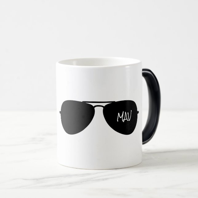 Mug Magic Lunettes de soleil de l'aviateur noir Nom du pilot (Devant droit)