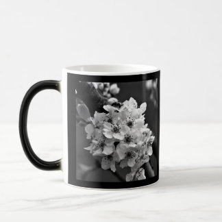 Mug Magic Photo de petites fleurs blanches en N&B