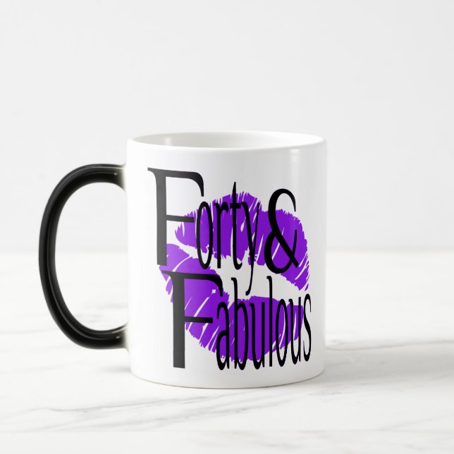 Mug Magic Quarante et fabuleux avec des lèvres violettes cha (Gauche)